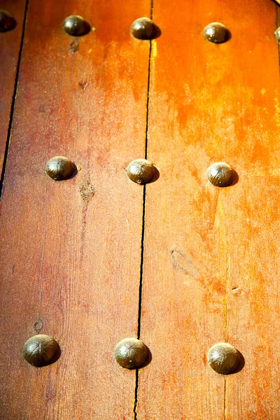 La porta di legno marrone e rosso giallo arrugginito — Foto Stock