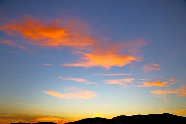 Le lever du soleil dans les nuages doux de montagne — Photo
