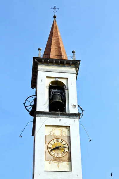 Travedona monate igreja torre sino dia ensolarado — Fotografia de Stock