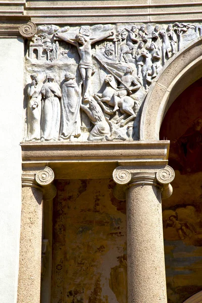 Pared milan italia vieja iglesia hormigón pared doric jesus statu — Foto de Stock
