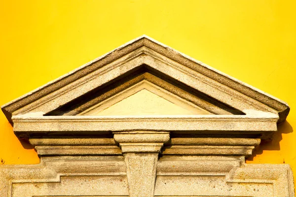 Muro milano italia vecchia chiesa cemento muro giallo triangolo — Foto Stock