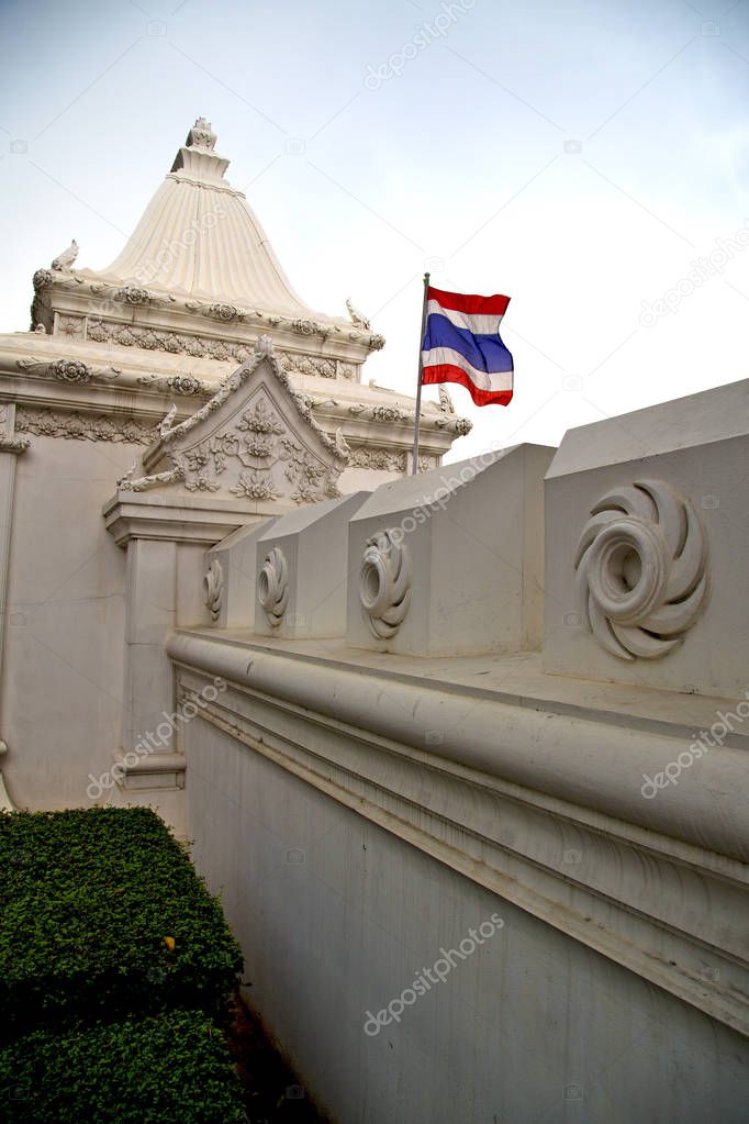  pavement gold    temple      bangkok  thailand incision flag