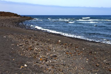 Beyaz kıyısında lanzarote İspanya plaj taş su ve yaz 