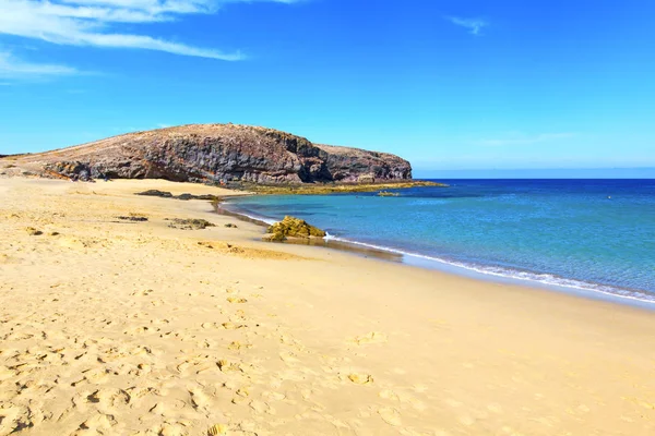 在西班牙海滩石水和夏天白色海岸兰萨罗特岛 — 图库照片