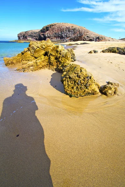 Белый Берег Lanzarote Испанской Пляжной Каменной Воде Летом — стоковое фото