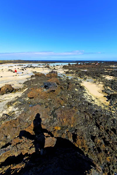 Bílé Pobřeží Lanzarote Španělsku Pláž Kamenné Vodě Létě — Stock fotografie