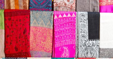 Dubai aksesuar Derma eşarp ve başörtüsü eski pazarında  