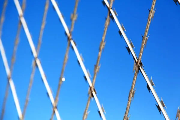 Abstract razor wire in the clear sky — Stock Photo, Image