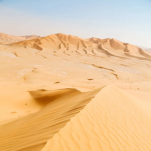 Em oman velho deserto esfregar al khali o quarto vazio e ao ar livre s — Fotografia de Stock