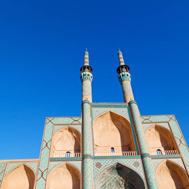 İran'da Kesik Minare yakınındaki eski cami ve geleneksel duvar karosu
