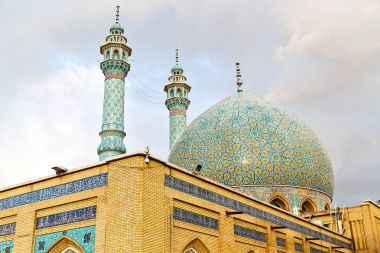 İran ve eski antika Camii minaresi