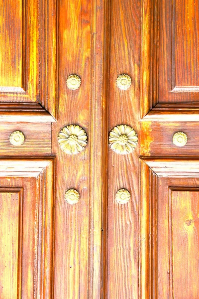 Brown knocker in a   closed wood door crenna gallarate varese — Stock Photo, Image