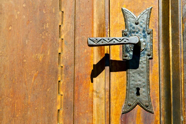 Castellanza blur  rusty brass brown knocker d — Stock Photo, Image