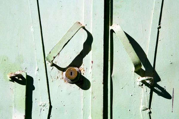 金属緑アフリカのモロッコに古い木のファサードの家および錆びて安全の南京錠 — ストック写真