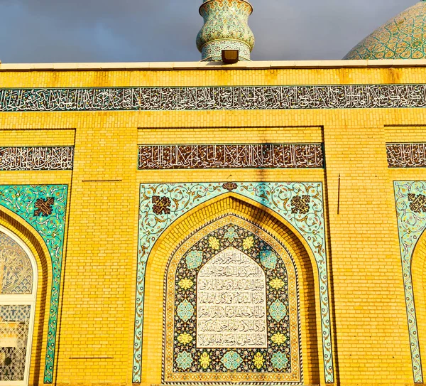 在伊朗和旧古董清真寺尖塔 — 图库照片