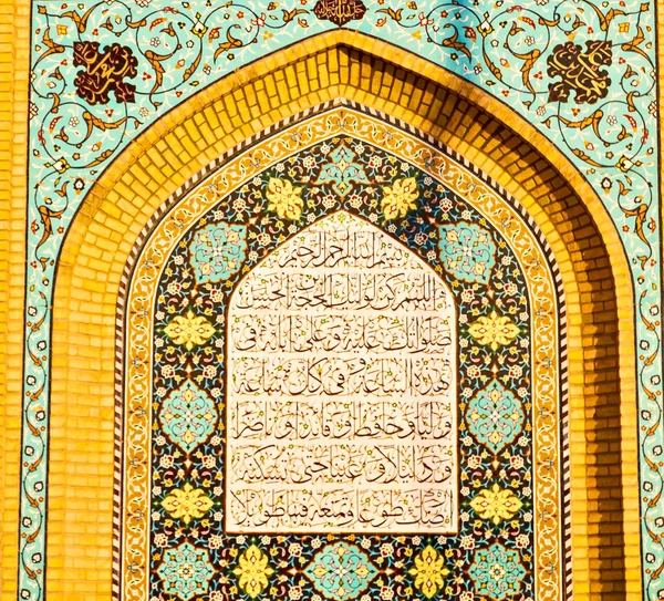 In iran en oude antieke moskee-minaret — Stockfoto