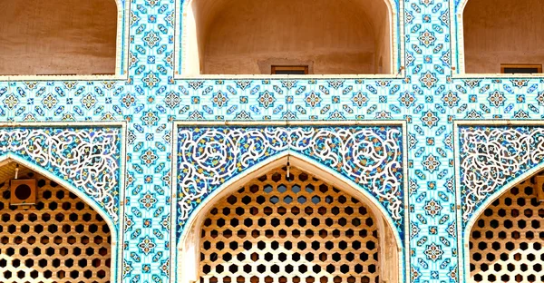 イランでは古い装飾用の花のタイルを背景のようなアンティークモスクから — ストック写真