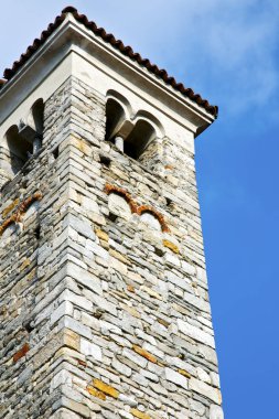 Varano borghi eski soyut duvar ve kilise kule çan su