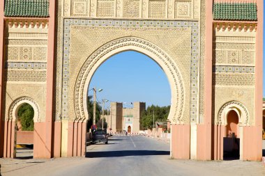 Fas kemer içinde Afrika eski yapılar sokak mavi gökyüzü