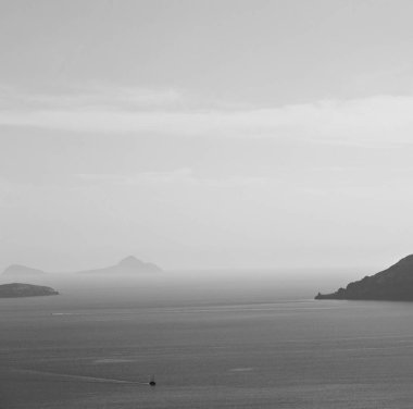 Hill ve Avrupa Yunanistan kasaba yaz Beach'te kayalara