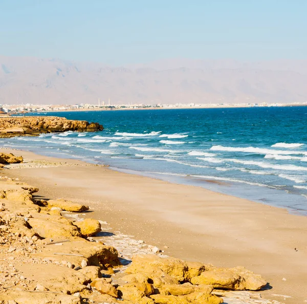 砂浜空とオマーンのアラビア海丘の山近く — ストック写真