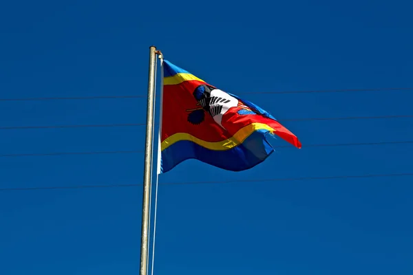 Na Suazilândia acenando bandeira e céu — Fotografia de Stock