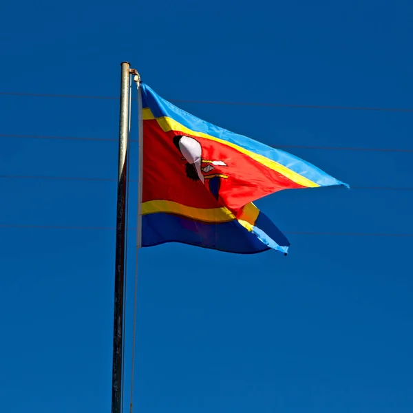 En Swazilandia ondeando bandera y cielo — Foto de Stock