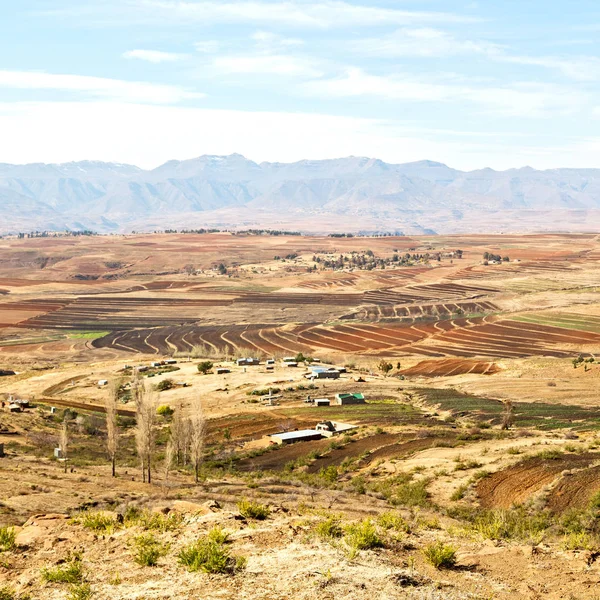 En la calle lesotho pueblo cerca de la montaña —  Fotos de Stock