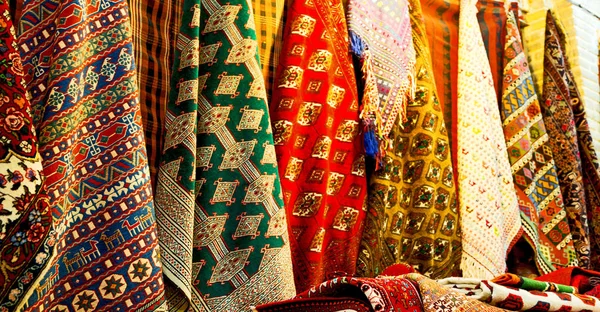 Em iran cachecol em uma textura de mercado — Fotografia de Stock