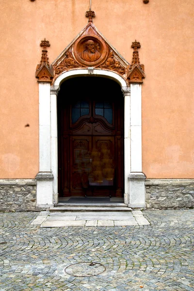 Italien Lombardiet azzate gamla kyrkan stängd tegel — Stockfoto