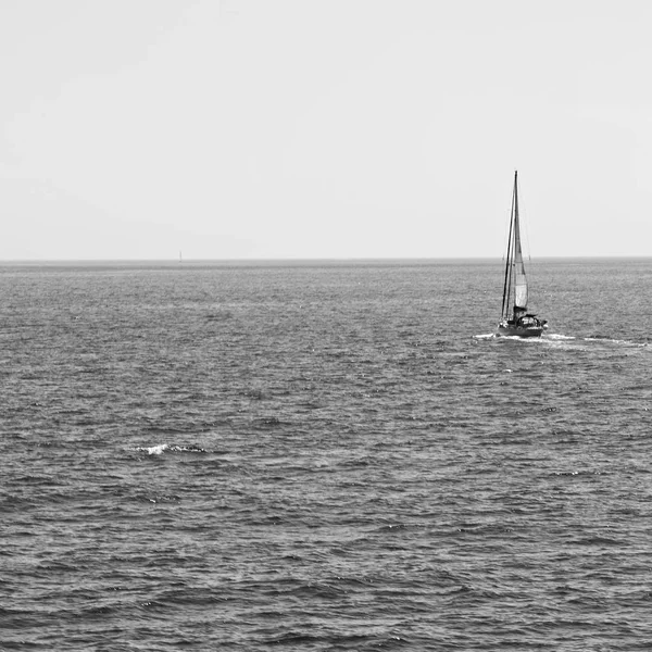 Sailing  near hill and rocks on the summertime beach in europe g — Stock Photo, Image