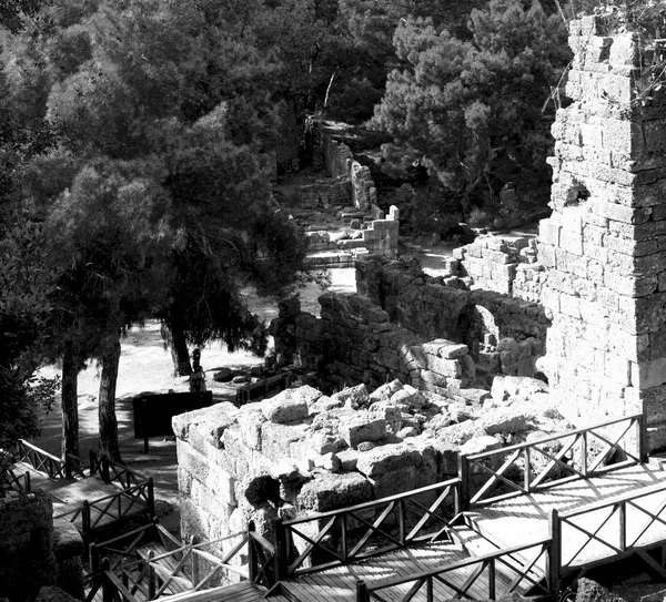 Gamla förstört kolumn och förstörde sten i phaselis templet Turkiet — Stockfoto