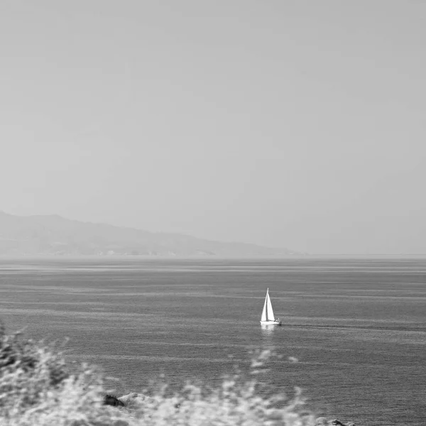 Colina y rocas en la playa de verano en Europa Grecia Santorin —  Fotos de Stock