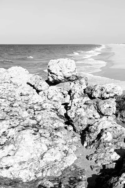 在阿曼海岸线的海海洋海湾岩和海滩放松附近天空 — 图库照片