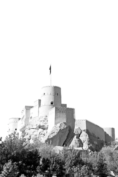 Muscat i oman rock gamla defensiva fort battlesment himlen och — Stockfoto
