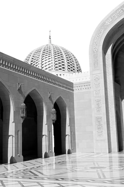 In oman muscat il vecchio minareto moschea e la religione in cielo aperto — Foto Stock