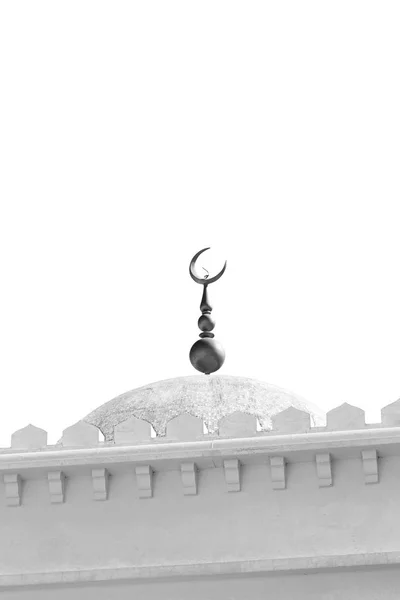 V Ománu muscat starý minaret mešity a náboženství v clear sky — Stock fotografie