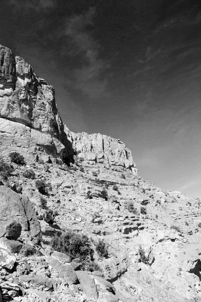 Omán a régi hegyi szurdok és kanyon a mély felhős ég — Stock Fotó