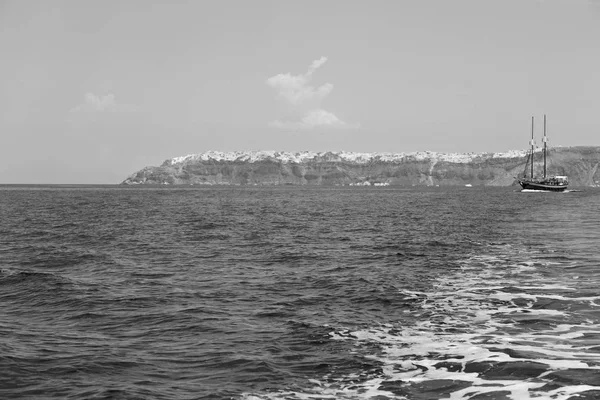 丘やヨーロッパ g の夏ビーチで岩付近の航行 — ストック写真