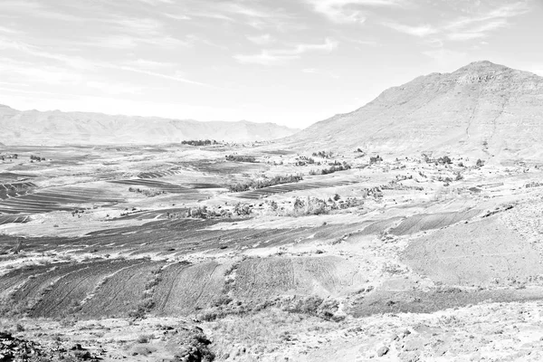 In lesotho Straße Dorf in der Nähe von Berg — Stockfoto