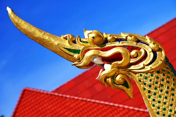 Tailandia drake de madera abstracta en el templo de Bangkok y —  Fotos de Stock