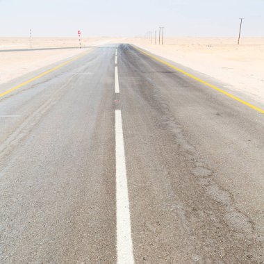 Umman yakınındaki eski çöl asfalt empry sokak ve lonelin