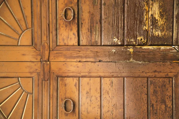 Varese abstracto oxidado latón cerrado puerta de madera vedano italia — Foto de Stock