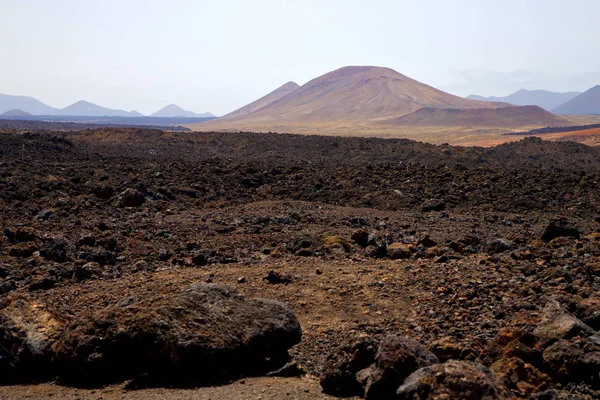 Lanzamiento volcánico españa timanfaya roca cielo colina verano — Foto de Stock