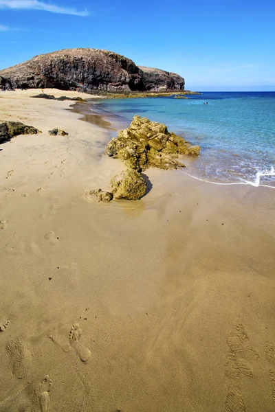 Lanzarote rock taş gökyüzü bulut plaj ve yaz aylarında su — Stok fotoğraf