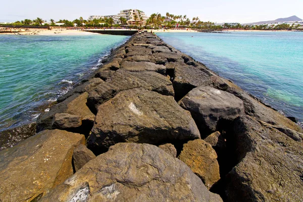 Weißes hotel lanzarote spanien strand stein — Stockfoto