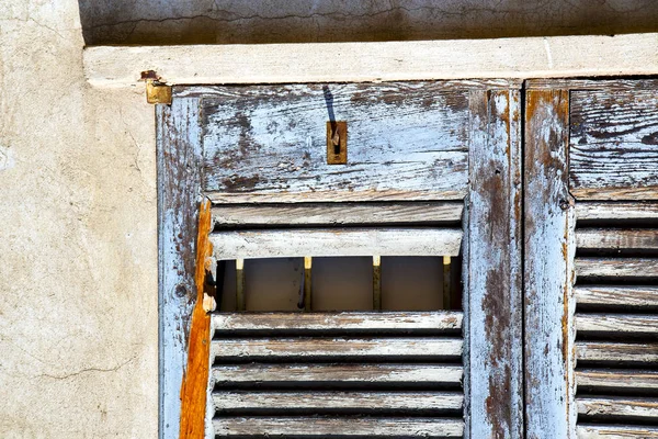 Okno Lonate Ceppino Varese Włochy Streszczenie Drewniane Żaluzje Betonie Niebieski — Zdjęcie stockowe