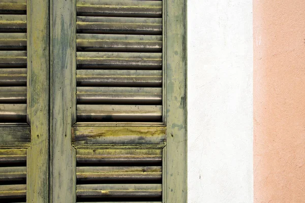 Finestra varese palazzi italia astratto il mattone di cemento — Foto Stock