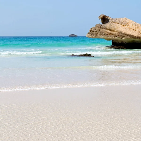 En Oman costa mar océano golfo roca y playa relajarse cerca del cielo — Foto de Stock