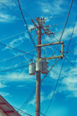 trafo ve tel bulutlu gökyüzü ile bir elektrik direği